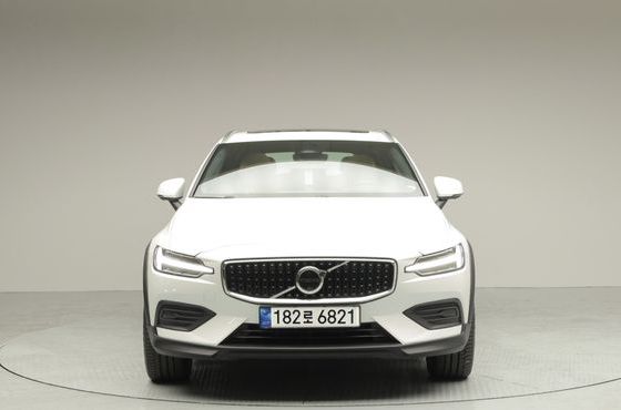 Volvo V60 B5 Ultra AWD — пробег 669 км — фото 3 из 5
