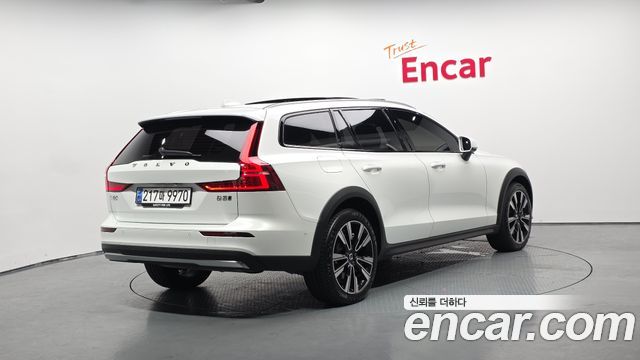 Volvo V60 B5 Ultimate AWD — пробег 23 884 км — фото 2 из 5