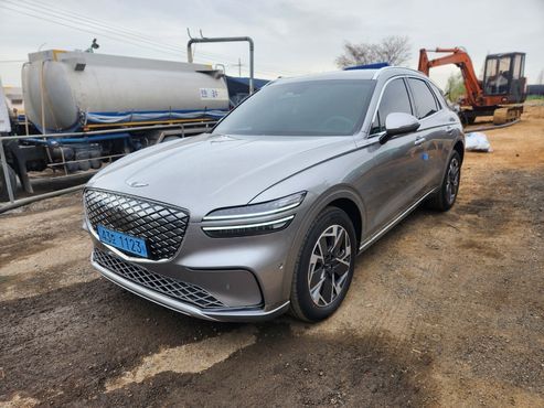 Genesis GV70 e-AWD — пробег 700 км — фото 2 из 5