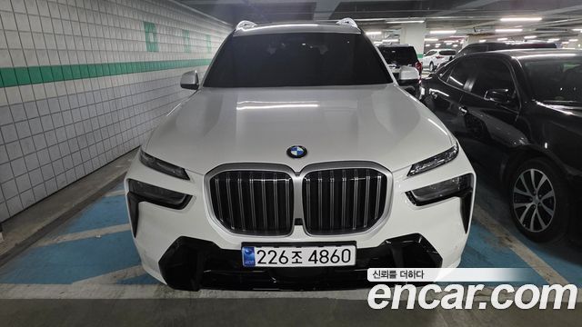 BMW X7 xDrive 40i M Sport 7STR — пробег 15 000 км — фото 1 из 5