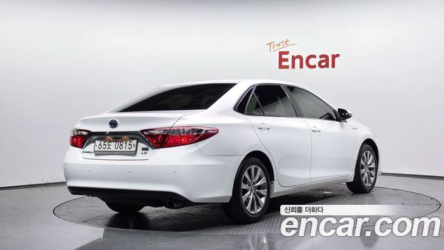 Toyota Camry Hybrid LE — пробег 71 538 км — фото 2 из 5