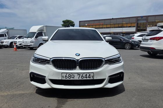 BMW 5-Series 520d xDrive M Sport Package Plus — пробег 100 000 км — фото 1 из 5