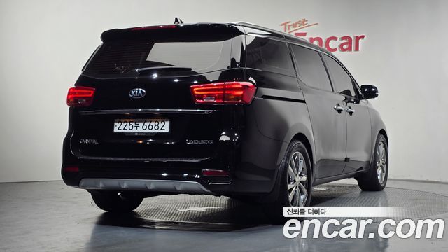 Kia Carnival Gasoline 7-Seater Limousine VIP — пробег 45 101 км — фото 2 из 5