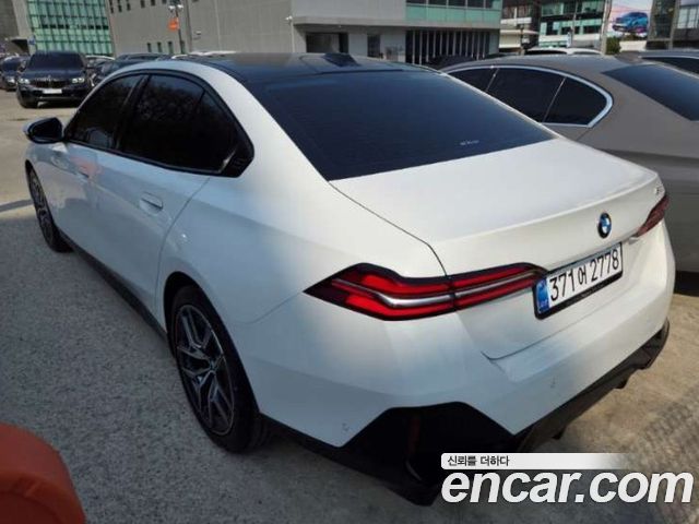 BMW 5-Series 520i M Sport — пробег 1 611 км — фото 3 из 5