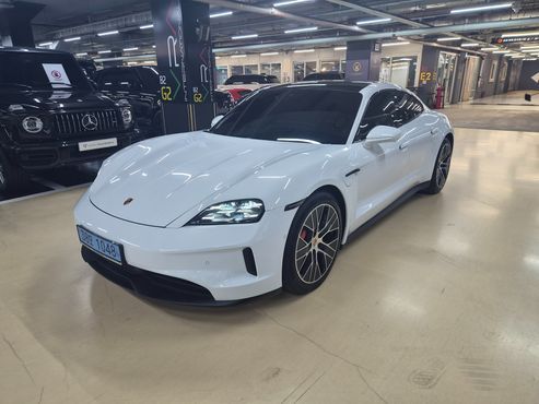 Porsche Taycan 4S — пробег 10 037 км — фото 1 из 5