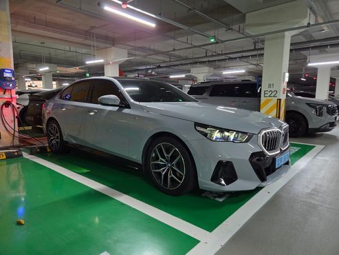 BMW i5 eDrive 40 M Sport — пробег 38 000 км — фото 3 из 5