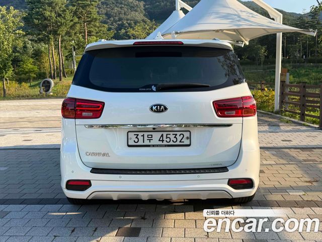 Kia Carnival 9-Seater Noblesse Special — пробег 170 000 км — фото 4 из 5