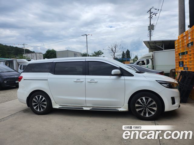 Kia Carnival 11-Seater Deluxe — пробег 108 474 км — фото 3 из 5