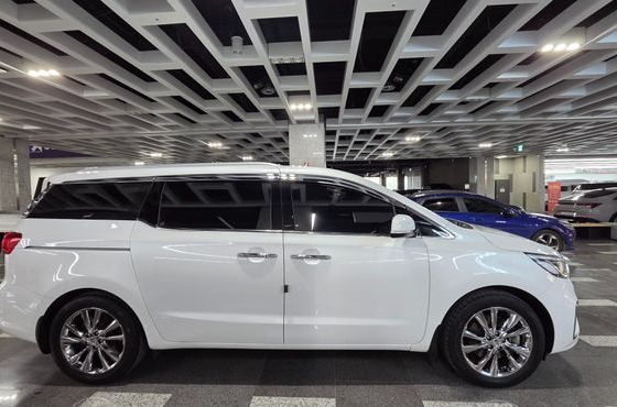 Kia Carnival 9-Seater Prstige — пробег 75 674 км — фото 4 из 5