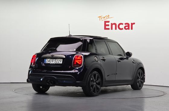 Mini Cooper 5Door Resolute Edition 3rd Gen — пробег 17 650 км — фото 2 из 5