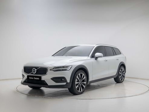 Volvo V60 B5 Ultra AWD — пробег 9 799 км — фото 1 из 5