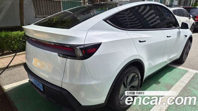 Tesla Model Y Premium RWD — пробег 720 км — фото 4 из 5