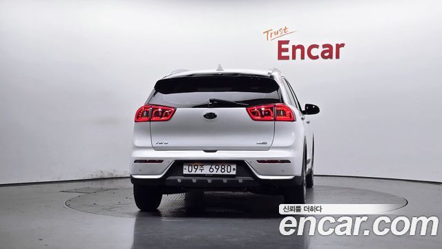 Kia Niro Prestige — пробег 124 813 км — фото 4 из 5