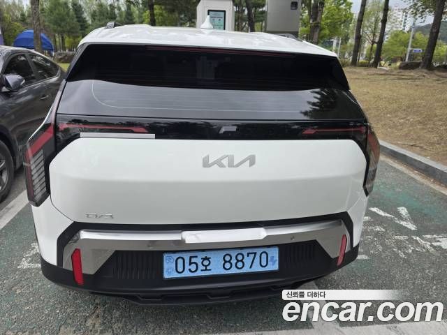 Kia EV3 Long Range 2WD Earth — пробег 5 780 км — фото 4 из 5