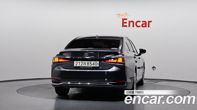 Lexus ES Executive — пробег 12 955 км — фото 4 из 5