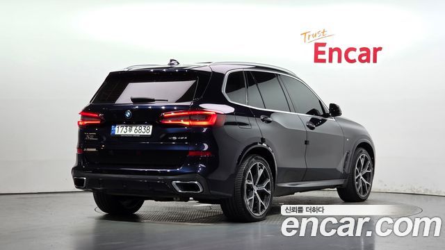 BMW X5 xDrive 45e M Sport — пробег 79 048 км — фото 2 из 5