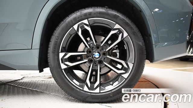 BMW X1 xDrive 20i xLine — пробег 4 048 км — фото 5 из 5