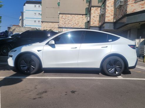 Tesla Model Y Premium RWD — пробег 2 100 км — фото 3 из 5