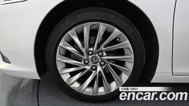Lexus ES Luxury Plus — пробег 40 038 км — фото 5 из 5