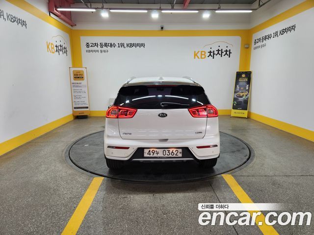 Kia Niro Prestige — пробег 71 467 км — фото 4 из 5