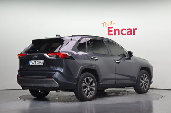 Toyota RAV4 2,5 4WD Hybrid LTD — пробег 68 007 км — фото 2 из 5