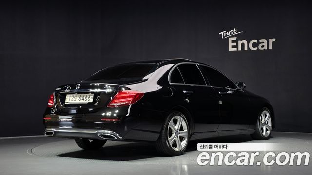 Mercedes-Benz E-Class E220d 4MATIC Avantgarde — пробег 107 997 км — фото 2 из 5