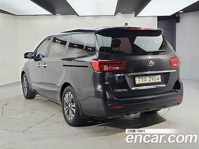 Kia Carnival 11-Seater Deluxe — пробег 195 000 км — фото 3 из 5