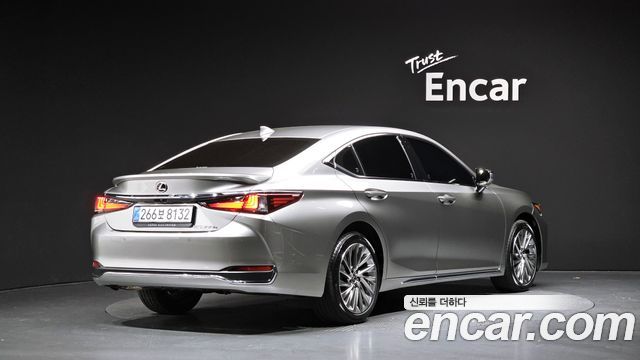 Lexus ES Executive — пробег 1 923 км — фото 2 из 5