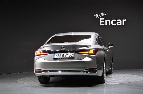 Lexus ES Executive — пробег 1 923 км — фото 4 из 5