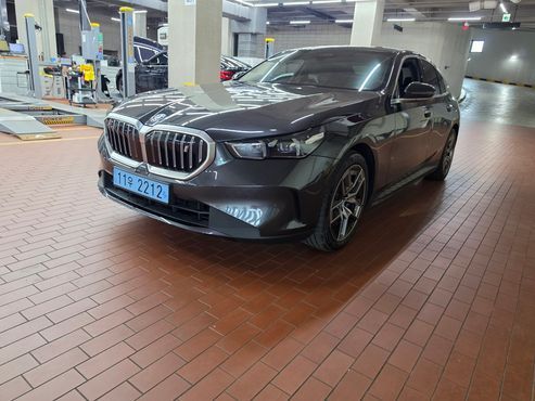 BMW i5 eDrive 40 — пробег 8 664 км — фото 1 из 5