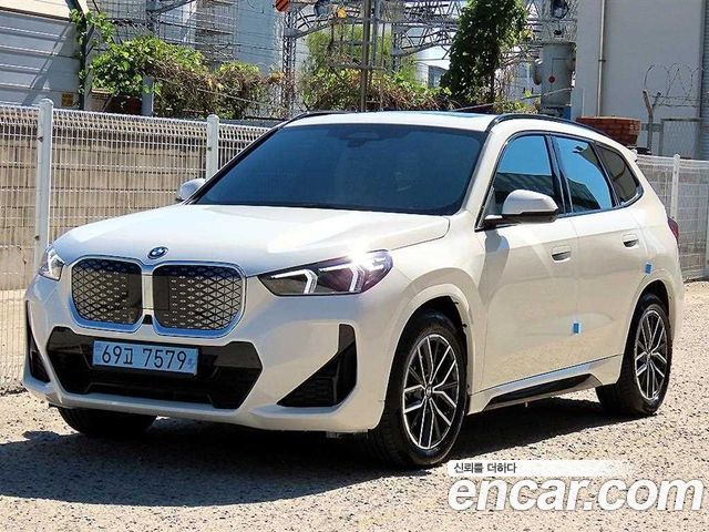 BMW iX1 eDrive 20 M Sport — пробег 1 044 км — фото 1 из 5