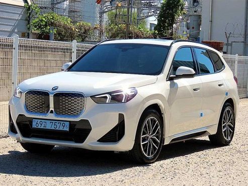BMW iX1 eDrive 20 M Sport — пробег 1 044 км — фото 1 из 5
