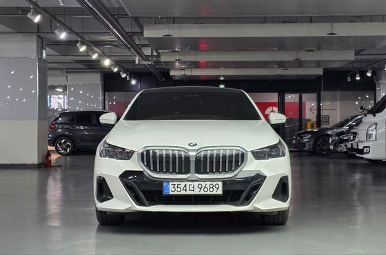 BMW 5-Series 530i xDrive M Sport — пробег 9 200 км — фото 1 из 5