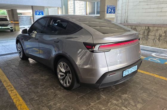 Tesla Model Y Long Range Launch Edition AWD — пробег 18 000 км — фото 1 из 5