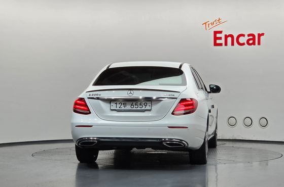 Mercedes-Benz E-Class E220d Avantgarde — пробег 116 124 км — фото 4 из 5