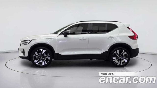 Volvo XC40 B4 Ultra Dark — пробег 716 км — фото 3 из 5