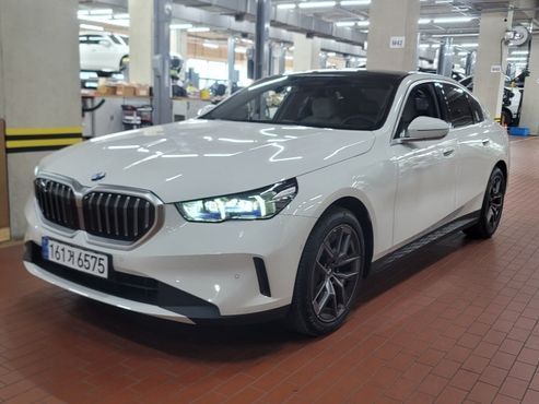 BMW 5-Series 520i — пробег 6 015 км — фото 2 из 5