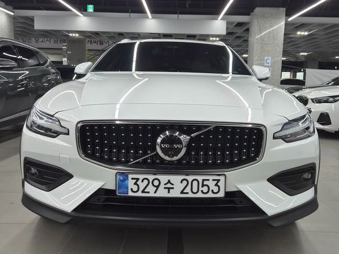 Volvo V60 B5 Ultimate AWD — пробег 28 000 км — фото 1 из 5