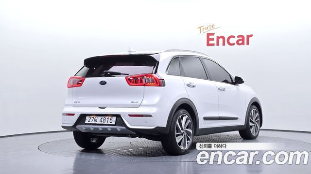 Kia Niro Prestige — пробег 76 556 км — фото 2 из 5