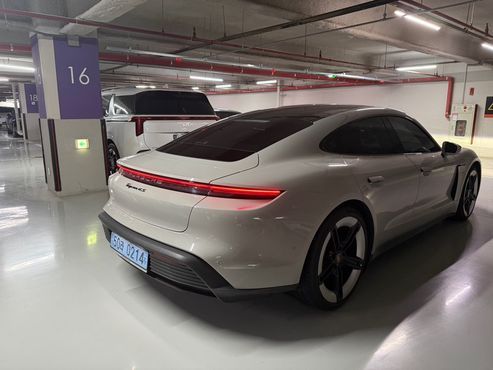 Porsche Taycan 4S — пробег 11 600 км — фото 4 из 5