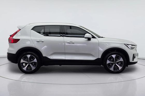Volvo XC40 B4 Ultra Bright — пробег 10 027 км — фото 3 из 5