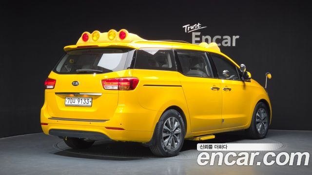 Kia Carnival 11-Seater School Bus — пробег 183 326 км — фото 2 из 5