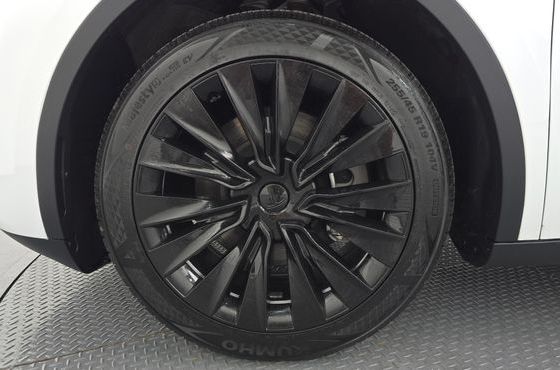 Tesla Model Y RWD — пробег 27 558 км — фото 5 из 5