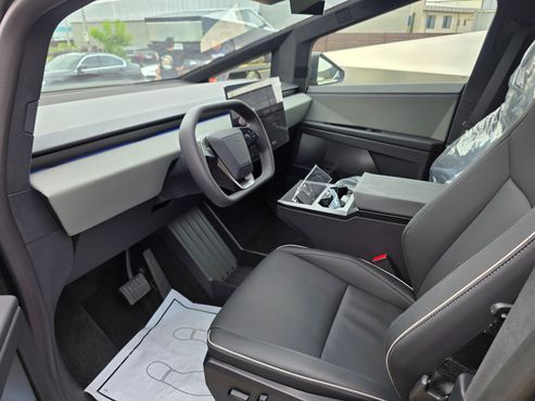 Tesla Cybertruck AWD — пробег 3 250 км — фото 5 из 5