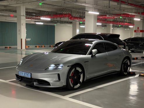 Porsche Taycan 4S — пробег 7 900 км — фото 1 из 5