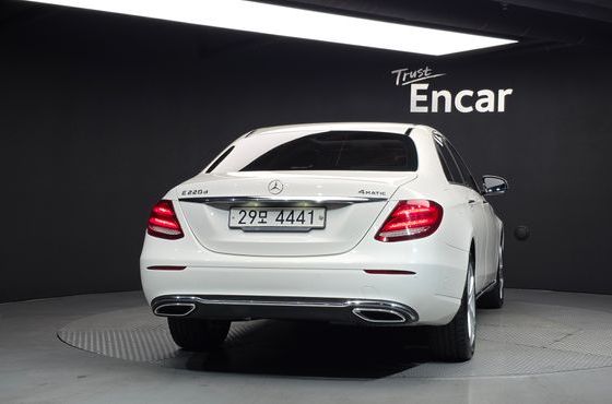 Mercedes-Benz E-Class E220d 4MATIC Avantgarde — пробег 64 536 км — фото 4 из 5