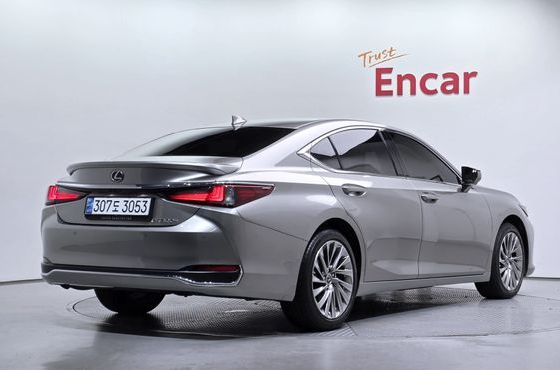Lexus ES Executive — пробег 16 959 км — фото 2 из 5