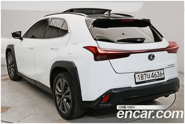 Lexus UX 2.0 F-Sport 2WD — пробег 55 719 км — фото 2 из 5