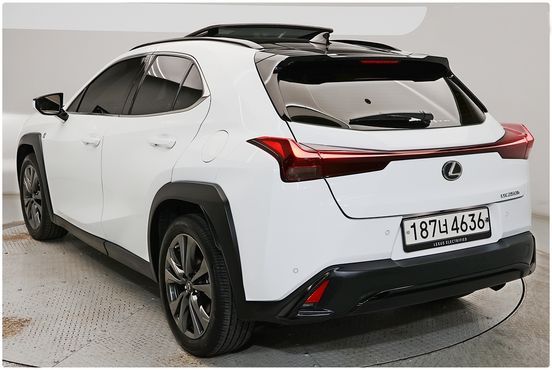 Lexus UX 2.0 F-Sport 2WD — пробег 55 719 км — фото 2 из 5
