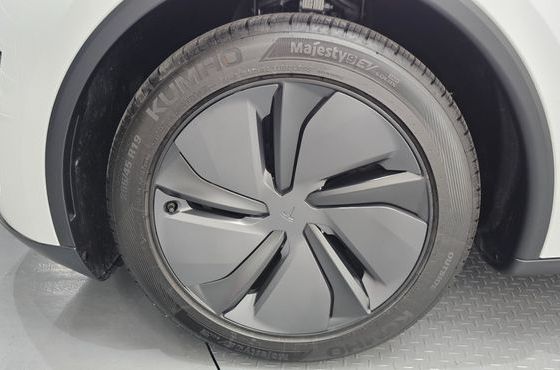 Tesla Model Y Premium RWD — пробег 1 983 км — фото 5 из 5
